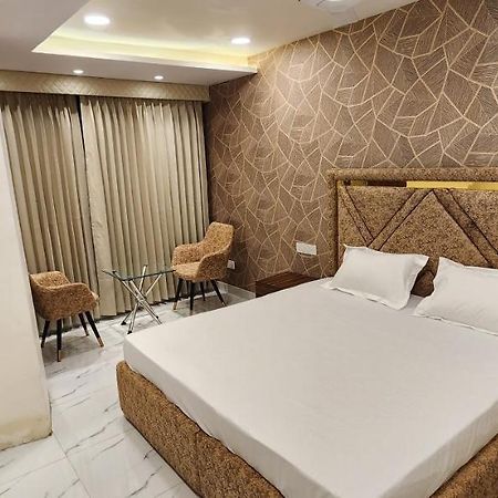 Ovel Hotel ลูดิฮานา ภายนอก รูปภาพ
