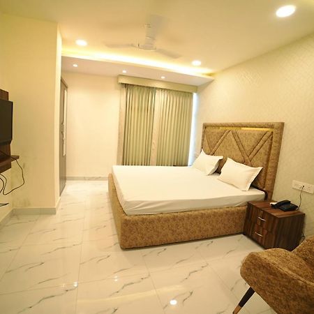 Ovel Hotel ลูดิฮานา ภายนอก รูปภาพ
