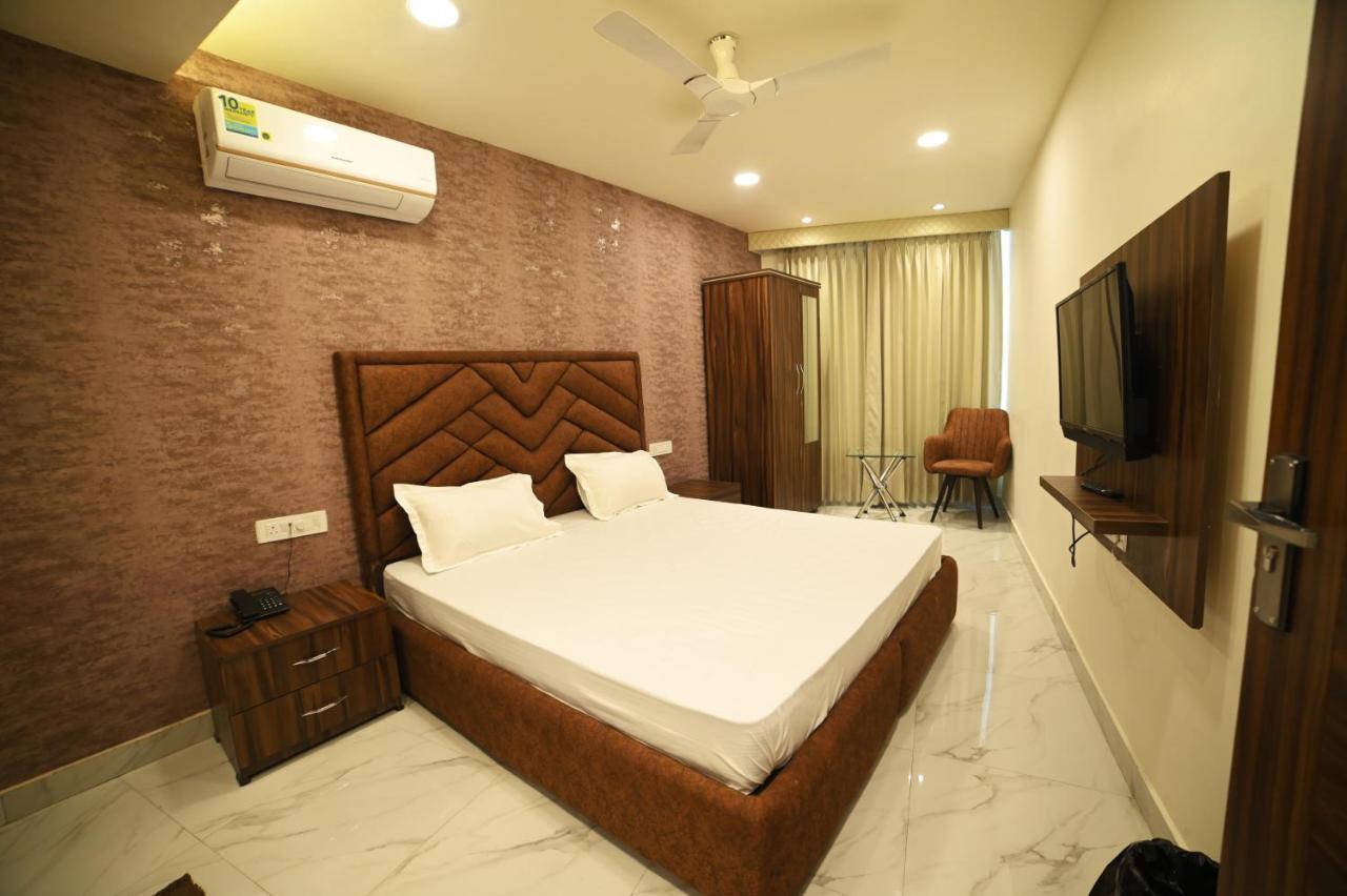 Ovel Hotel ลูดิฮานา ภายนอก รูปภาพ