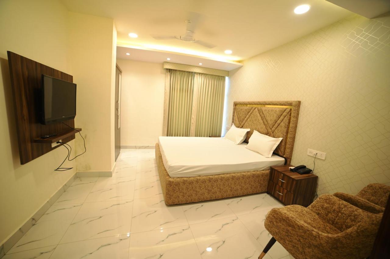 Ovel Hotel ลูดิฮานา ภายนอก รูปภาพ